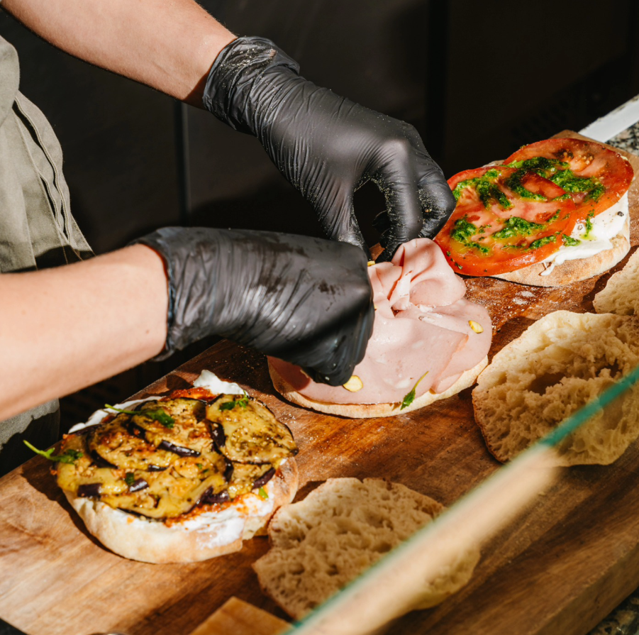 Broodjes worden belegd met ham en aubergine